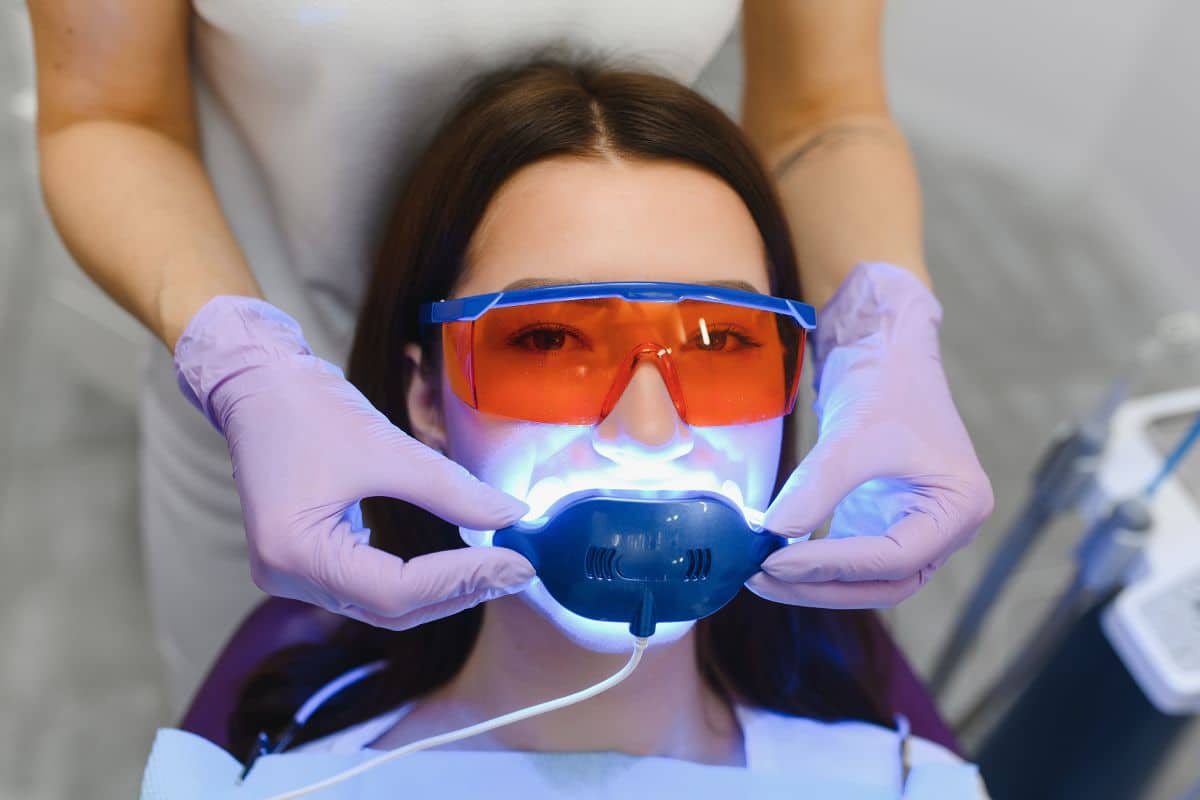 Tratamiento dental con equipo de luz LED.