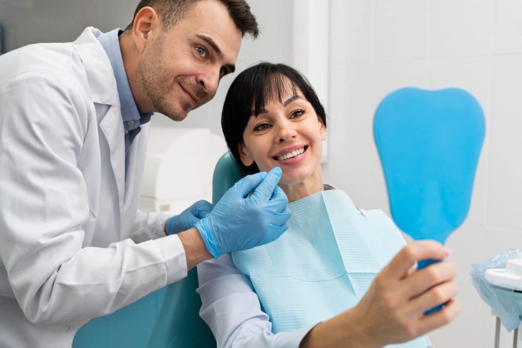 Dentista y paciente con espejo dental