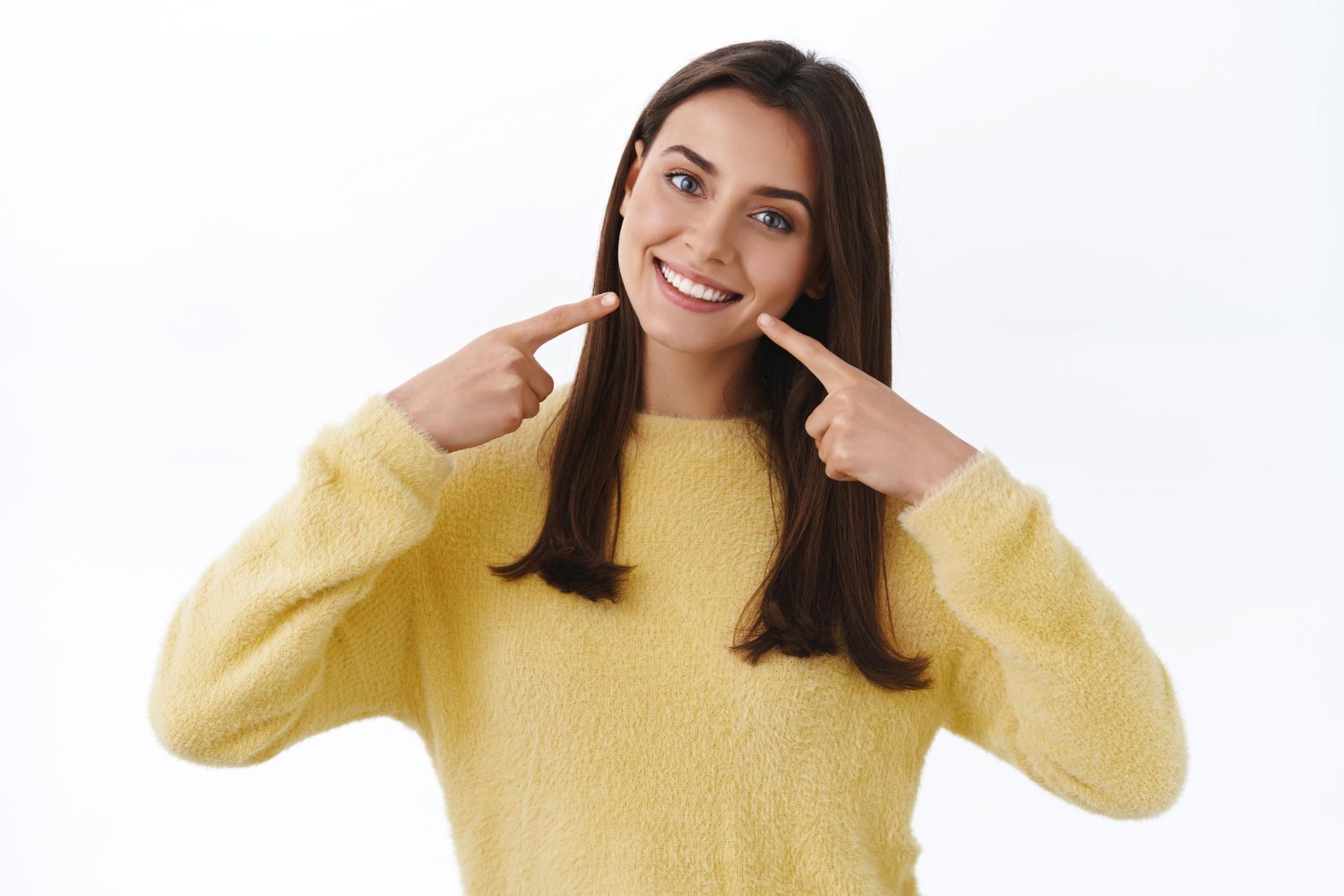 Mujer sonriendo con jersey amarillo